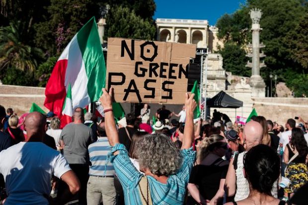 Tirapugni e spray: l'improbabile arsenale dei guerrieri no vax