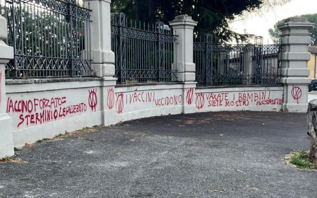 Roma, scritte no vax sui muri dello Spallanzani