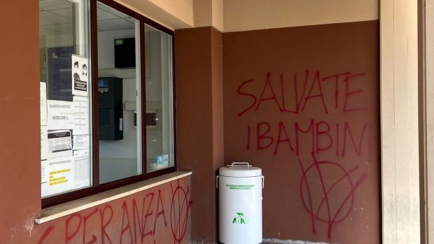 Scritte no vax a Centocelle: insulti e minacce ai medici sui muri dell’ambulatorio