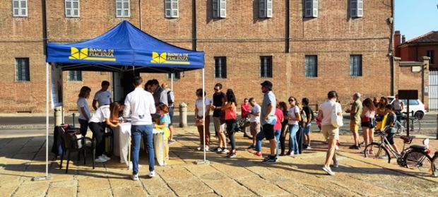 Papà Raffaele, con quattro dei suoi sei figli vince la Caccia al tesoro farnesiana della Banca di Piacenza