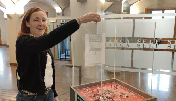 La presidente della Provincia Monica Patelli dona la ciocca di capelli a sostegno delle donne iraniane