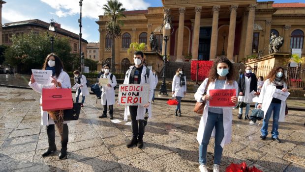 “Da eroi a dimenticati”, sit in a oltranza per i professionisti della sanità durante il Covid-19