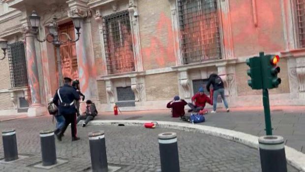 Gli ambientalisti imbrattano la facciata del Senato