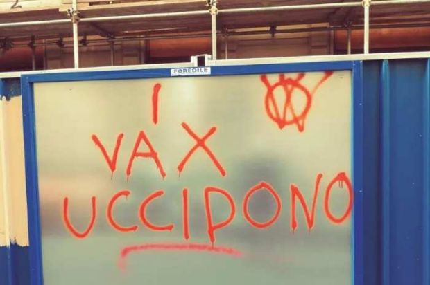 Anche alcuni infermieri tra gli imbrattatori no vax di Torino