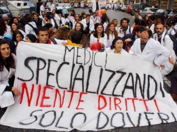 La petizione dei medici specializzandi: «Più tempo per entrare in servizio o molte borse andranno perse»