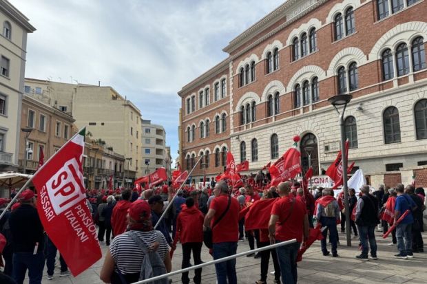 Tremila pensionati in piazza a Cagliari, aumento beffa di 3 euro