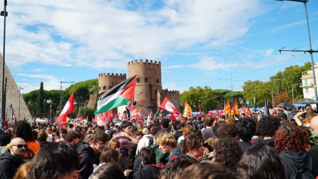 Manifestazione pro-Palestina a Roma, scontri e sassaiola verso la Polizia