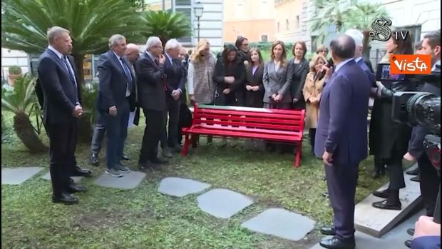 Femminicidio, inaugurata la panchina rossa al Senato