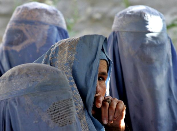 Le donne afghane non possono curarsi.