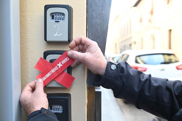 Overtourism, il self check-in è illegale.