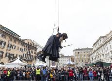 A Piazza Navona il volo della Befana con i vigili del fuoco