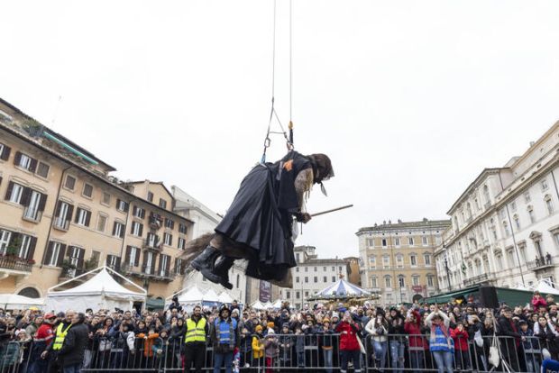 A Piazza Navona il volo della Befana con i vigili del fuoco