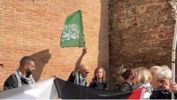 Tentano di issare la bandiera Hamas a porta San Paolo a Roma